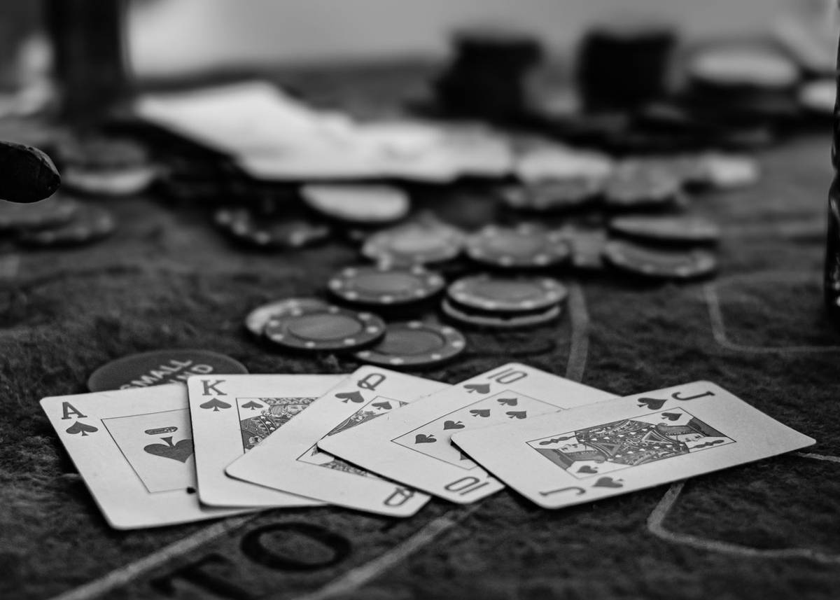 Kartu dan chip poker dalam nuansa hitam putih