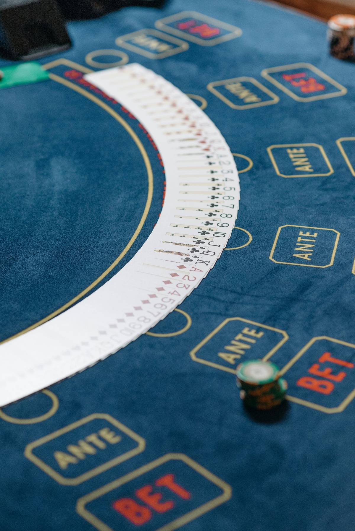 Kartu remi terhampar di atas meja poker