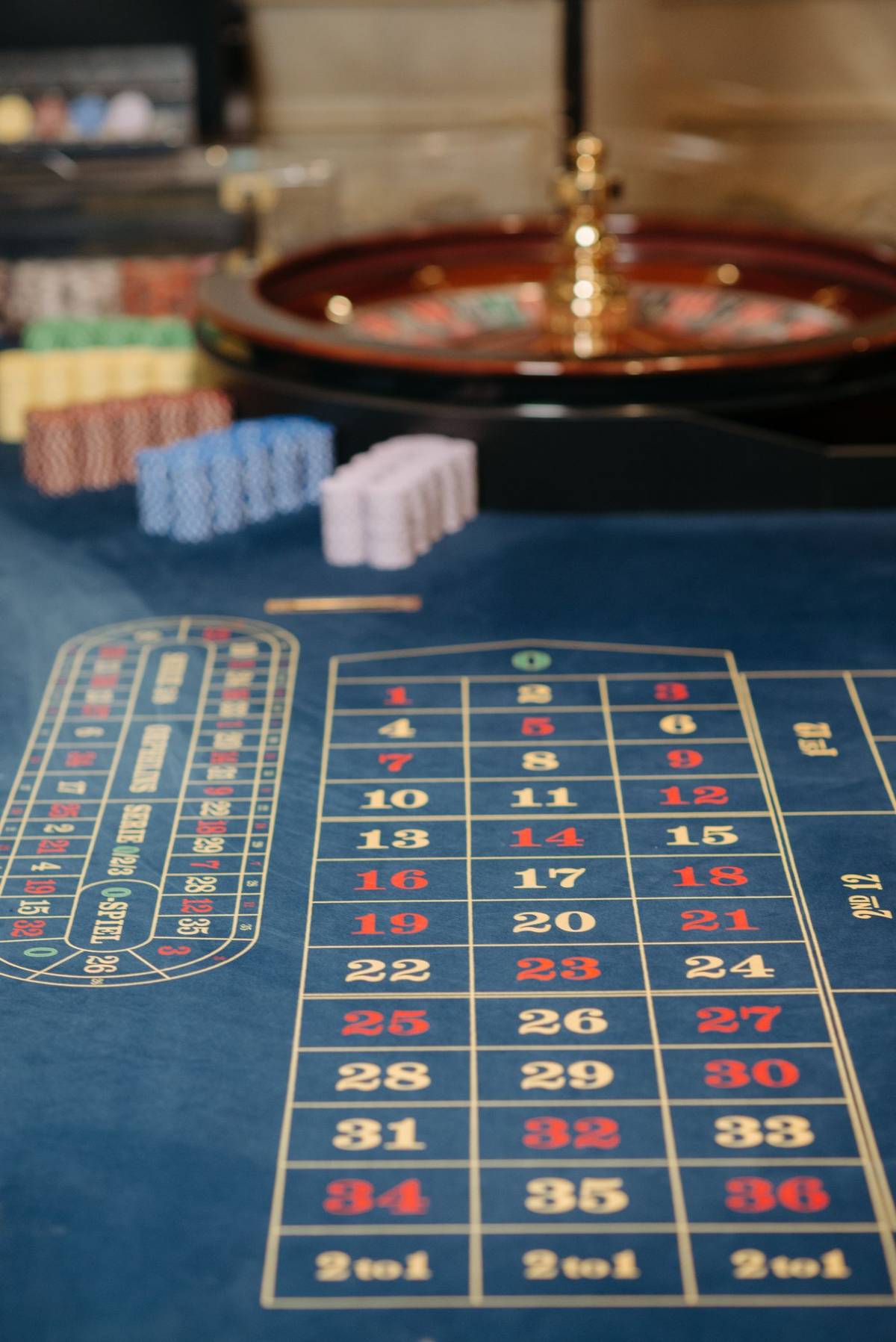 Meja roulette lengkap dengan tata letak nomor dan chip