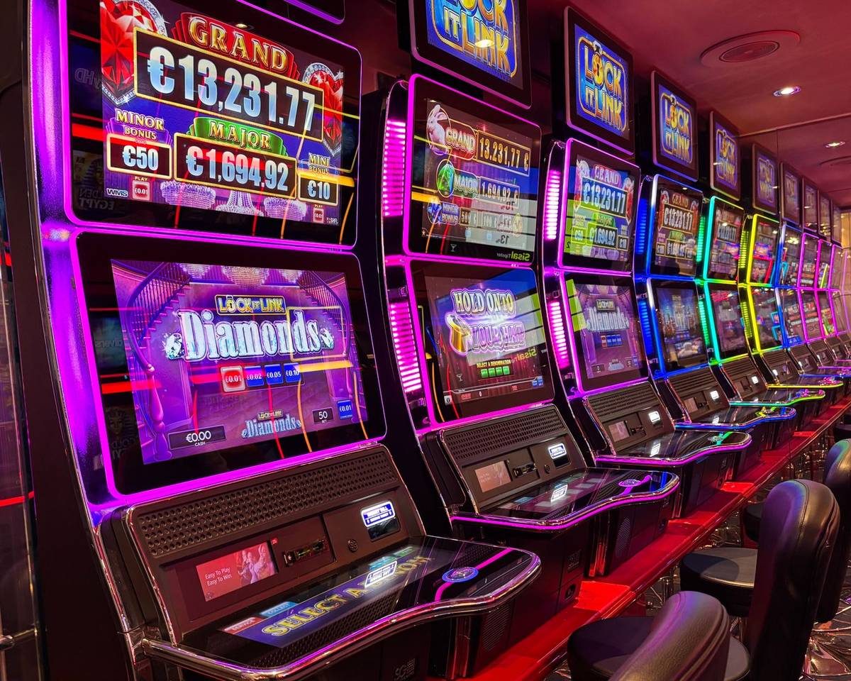 Barisan mesin slot menyala