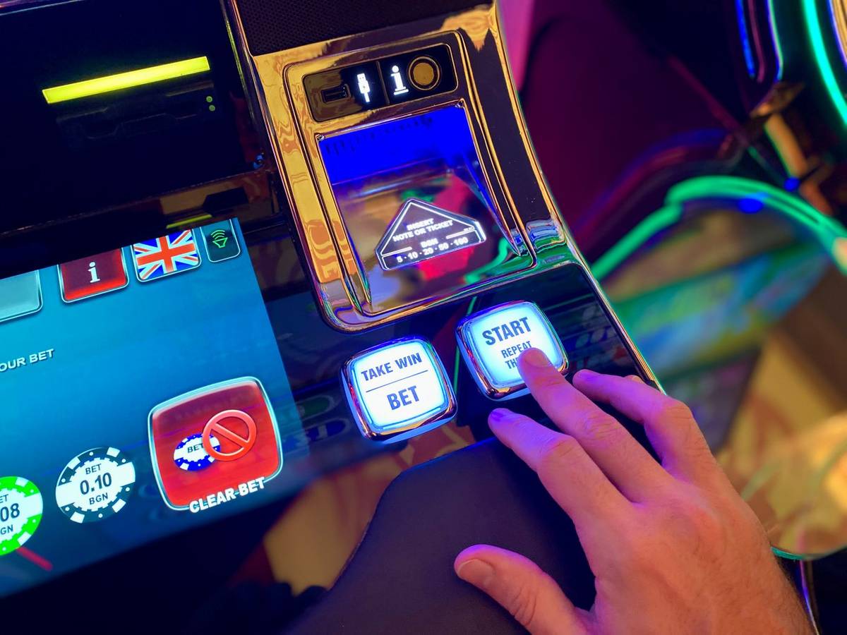 Layar mesin slot online yang penuh warna