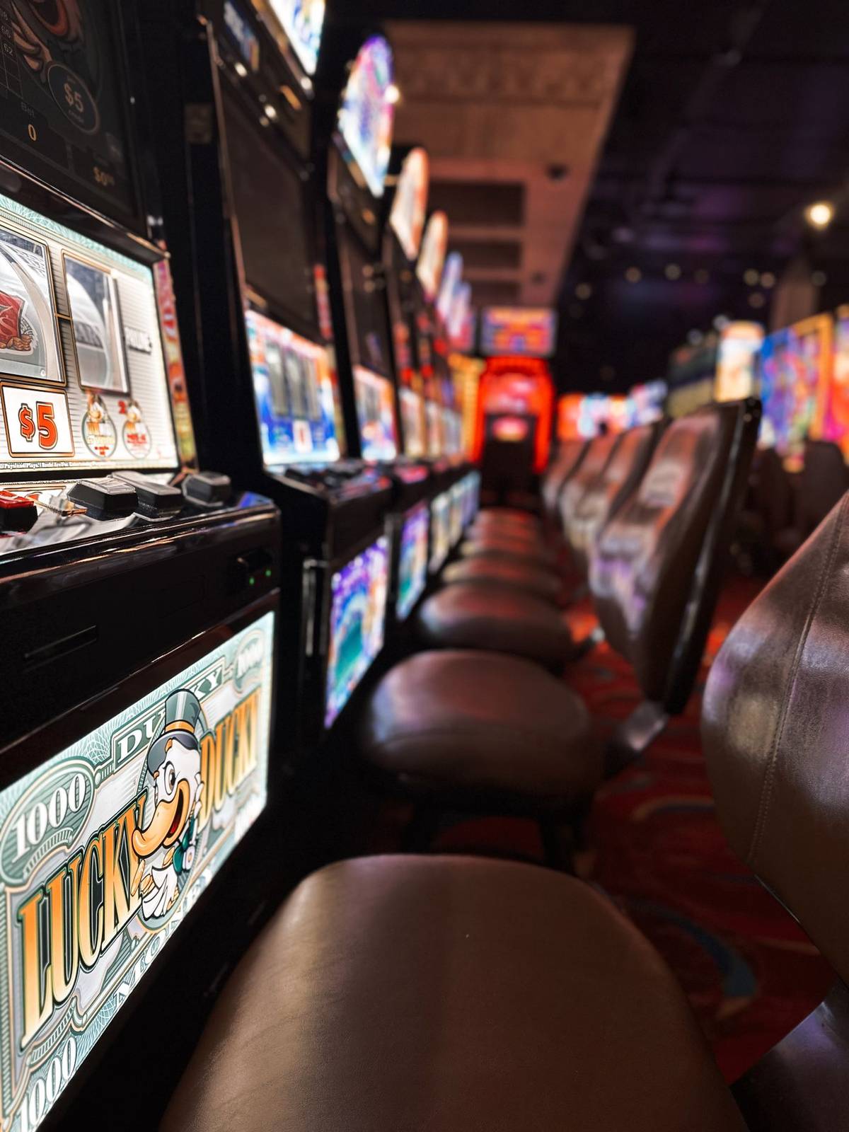Deretan mesin slot di dalam kasino