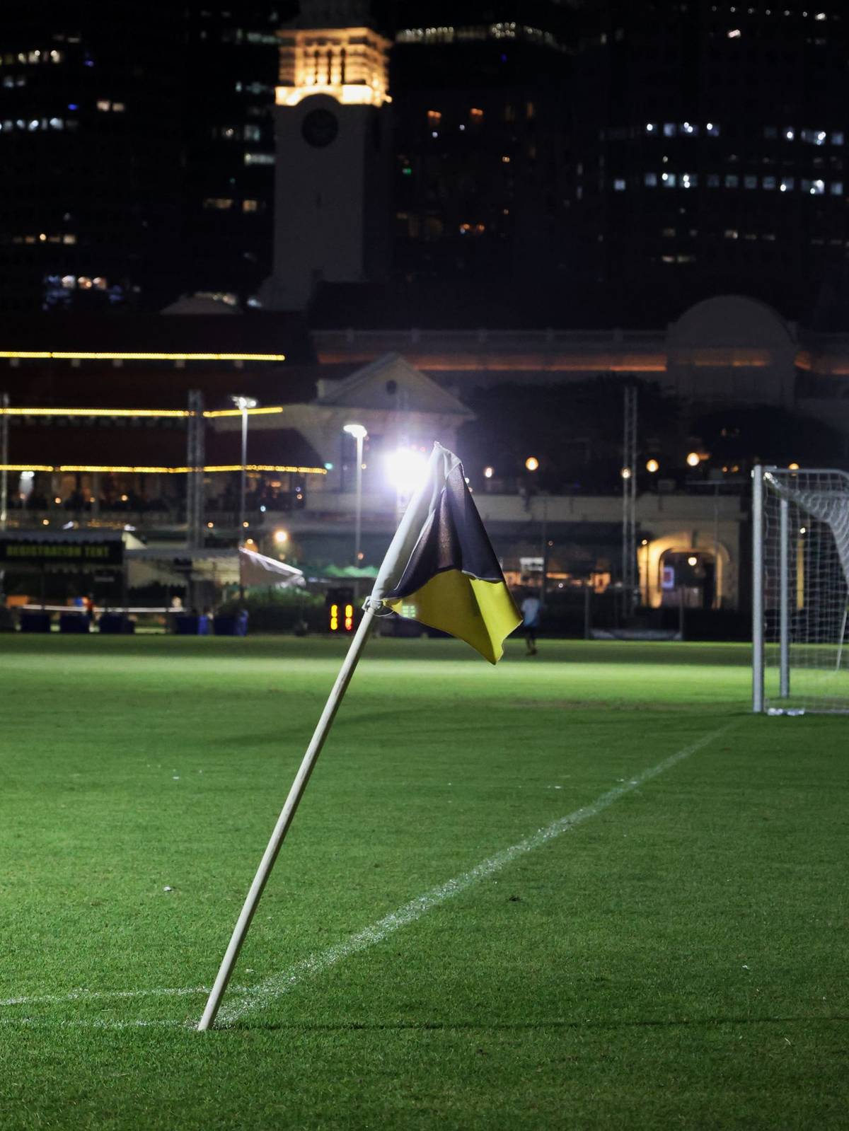 Lapangan sepak bola menyala di malam hari